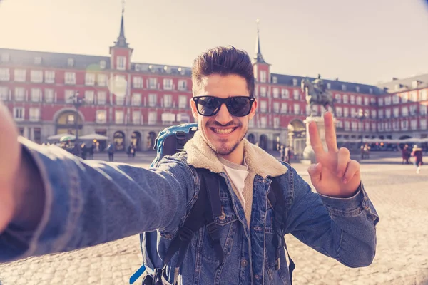 Jovem Estudante Turístico Atraente Com Mochila Divertindo Feliz Animado Tirando — Fotografia de Stock