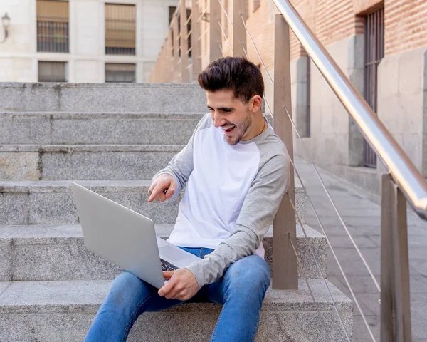 Fiatal Vonzó Divatos Férfi Alkalmi Ruhák Tanul Dolgozik Laptop Internet — Stock Fotó