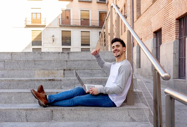 Mladý Módní Muž Studiu Pracuje Přenosný Počítač Blogování Online Chatování — Stock fotografie