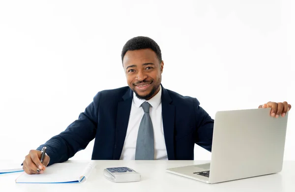 笑顔と自信を持ってひげアフリカ系アメリカ人エグゼクティブ ビジネスマン ノート パソコン作業 ビジネス 技術の概念では インターネット上でサーフィンをします 白い背景に分離 — ストック写真