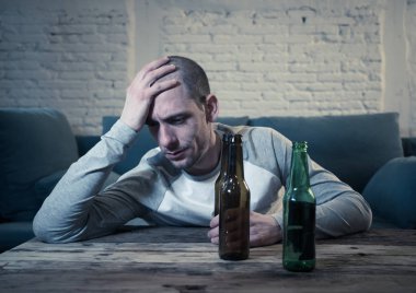 Bira ve israf, yalnız ve çaresiz ağrı ve duygusal stres duygu alkol içme üzgün sarhoş gençler. İnsanlar ve alkol kötüye kullanımı, bağımlılık ve adam depresyon kavramı. Dramatik ışık