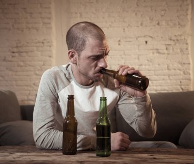Bira ve israf, yalnız ve çaresiz ağrı ve duygusal stres duygu alkol içme üzgün sarhoş gençler. İnsanlar ve alkol kötüye kullanımı, bağımlılık ve adam depresyon kavramı. Dramatik ışık