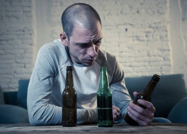 Bira ve israf, yalnız ve çaresiz ağrı ve duygusal stres duygu alkol içme üzgün sarhoş gençler. İnsanlar ve alkol kötüye kullanımı, bağımlılık ve adam depresyon kavramı. Dramatik ışık