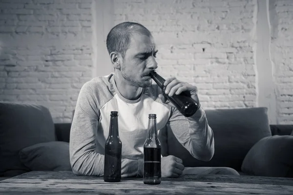 Junge Betrunkene Männer Die Bier Und Alkohol Trinken Fühlen Sich — Stockfoto