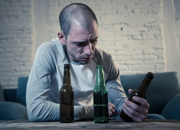 Jóvenes Hombres Borrachos Tristes Bebiendo Cerveza Alcohol Sintiéndose Desperdiciados Solos — Foto de Stock