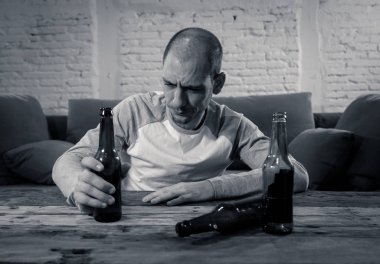 Bira ve israf, yalnız ve çaresiz ağrı ve duygusal stres duygu alkol içme üzgün sarhoş gençler. İnsanlar ve alkol kötüye kullanımı, bağımlılık ve adam depresyon kavramı. Dramatik ışık