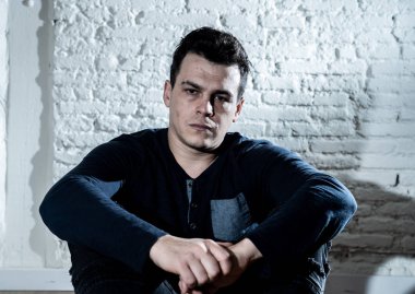 Üzgün depresif genç adam harap duygu zarar ağlıyor portresi insanlar, üzüntü, duygusal acı, yalnızlık ve Kalbi kırık kavramı kopya alanı ve karanlık ruh ışık ile depresyon acı.