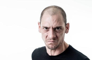 Kızgın ve üzgündüm genç adam öfkeli, agresif ve çılgın insanlar ve insan duyguları, yüz ifadeleri ve küfür, şiddet ve zorbalık kavramı bakan portresi. Beyaz arka plan üzerinde izole.