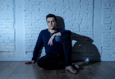 Üzgün depresif genç adam harap duygu zarar ağlıyor portresi insanlar, üzüntü, duygusal acı, yalnızlık ve Kalbi kırık kavramı kopya alanı ve karanlık ruh ışık ile depresyon acı.