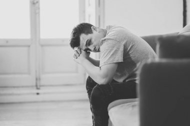 Depresyonda ve umutsuz tek başına eve acı duygusal acı ve mutsuzluk kanepe ağlıyor felling genç adam portresi. İnsanlar kırık kalp içinde kavramı depresyon zorbalık ve akıl sağlığı sorunları.