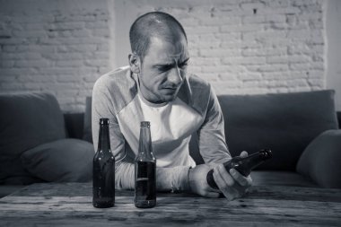 Bira ve israf, yalnız ve çaresiz ağrı ve duygusal stres duygu alkol içme üzgün sarhoş gençler. İnsanlar ve alkol kötüye kullanımı, bağımlılık ve adam depresyon kavramı. Dramatik ışık