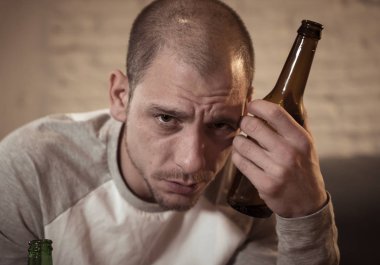 Bira ve israf, yalnız ve çaresiz ağrı ve duygusal stres duygu alkol içme üzgün sarhoş gençler. İnsanlar ve alkol kötüye kullanımı, bağımlılık ve adam depresyon kavramı. Dramatik ışık