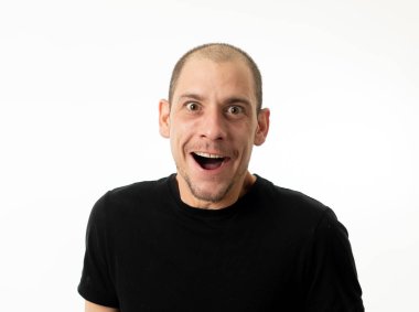 Mutlu yüz ve yüz ifadeleri. Neşeli gülümseyen genç yetişkin adam portresi yakından el eğlence ve kahkaha, beyaz arka plan üzerinde izole komik heyecanlı. İnsanlar ve insani duygular kavramı.