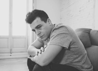 Depresyonda ve umutsuz tek başına eve acı duygusal acı ve mutsuzluk kanepe ağlıyor felling genç adam portresi. İnsanlar kırık kalp içinde kavramı depresyon zorbalık ve akıl sağlığı sorunları.