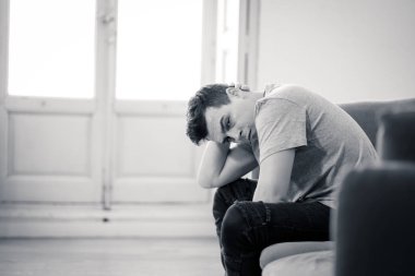Mutsuz depresif beyaz erkek ağlama ve umutsuz hissediyorum oturma odası koltukta yalan oturan vurguladı yalnız bir iş, işsizlik, anksiyete kalbi kırık ve depresyon üzüntü kavramı.