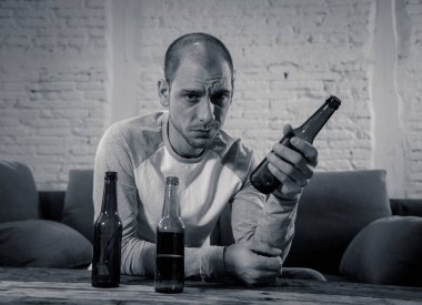 Bira ve israf, yalnız ve çaresiz ağrı ve duygusal stres duygu alkol içme üzgün sarhoş gençler. İnsanlar ve alkol kötüye kullanımı, bağımlılık ve adam depresyon kavramı. Dramatik ışık