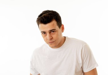 Çekici üzücü depresif adam depresyon duygu üzüntü ve duygusal ağrı insanlar, insan duygularını yüz ifadeleri ve depresyon acı portresi kapatın. Beyaz arka plan üzerinde izole.