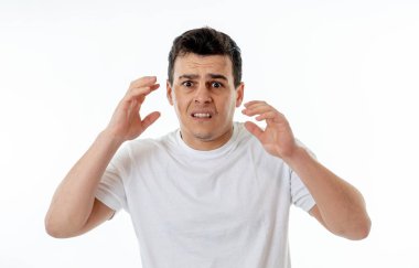 Şok korkmuş jestleri insanlar, insan duygu, duygu ve korku yüz ifadesi kavram yapma korkmuş yüz ifadesi ile genç adam portresi. Beyaz arka plan üzerinde izole.