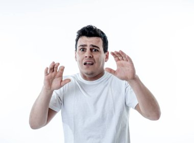 Şok korkmuş jestleri insanlar, insan duygu, duygu ve korku yüz ifadesi kavram yapma korkmuş yüz ifadesi ile genç adam portresi. Beyaz arka plan üzerinde izole.