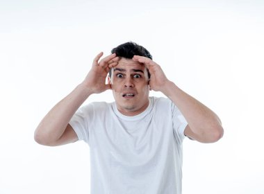 Şok korkmuş jestleri insanlar, insan duygu, duygu ve korku yüz ifadesi kavram yapma korkmuş yüz ifadesi ile genç adam portresi. Beyaz arka plan üzerinde izole.