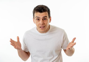 Bir şey büyük bir şeyler oluyor ona inanmamak hayran bakıyor şaşırmış mutlu adam portresi kapatın. İnsanlar şans mutlu yüz ve zafer kavram beyaz arka plan üzerinde izole.