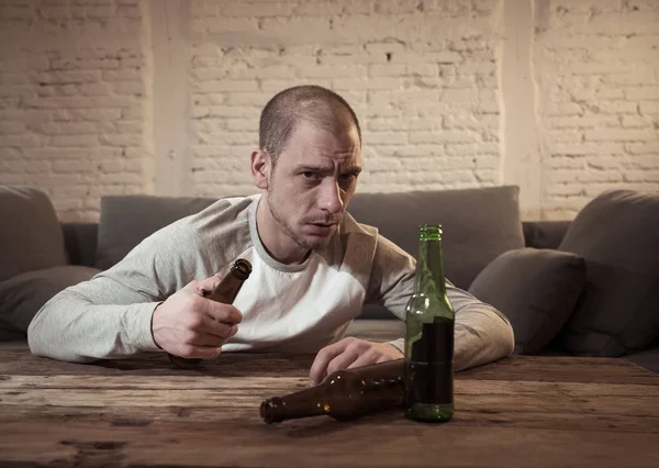 Jeunes Hommes Tristes Ivres Buvant Bière Alcool Sentant Gaspillés Seuls — Photo