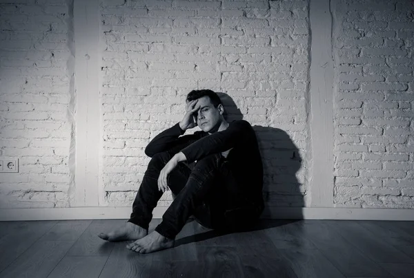 폐허가 우울된 젊은이의 초상화 우울증 정서적 외로움 사람과 공간와 어두운 — 스톡 사진