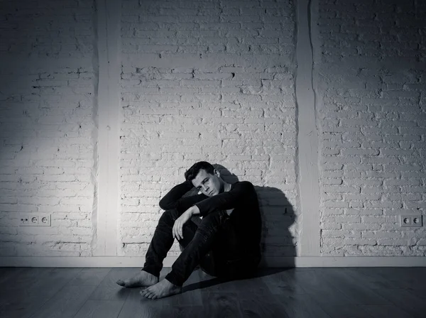 폐허가 우울된 젊은이의 초상화 우울증 정서적 외로움 사람과 공간와 어두운 — 스톡 사진