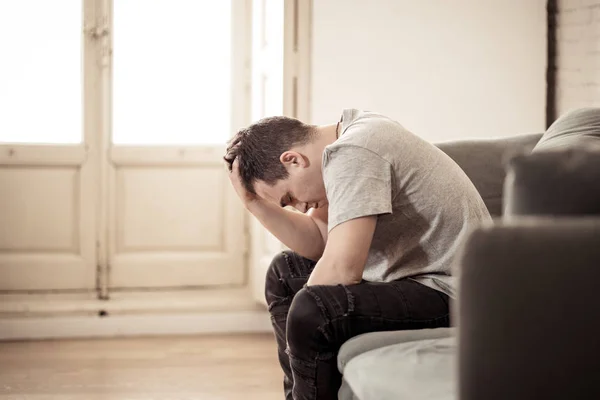 Hombre Caucásico Deprimido Infeliz Sentado Llorando Acostado Sofá Sala Estar — Foto de Stock