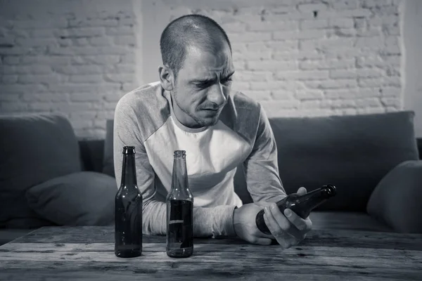 Junge Betrunkene Männer Die Bier Und Alkohol Trinken Fühlen Sich — Stockfoto