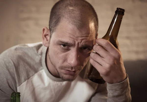 Νέοι Λυπημένος Μεθυσμένος Άνδρες Πίνουν Μπίρα Και Οινοπνευματώδη Αίσθημα Σπατάλη — Φωτογραφία Αρχείου