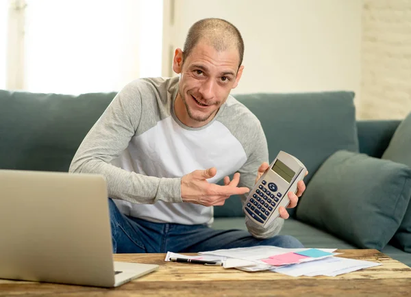 Aantrekkelijke Kaukasische Creatieve Zelf Werknemer Jongeman Boekhoudkundige Kosten Heffingen Belastingen — Stockfoto