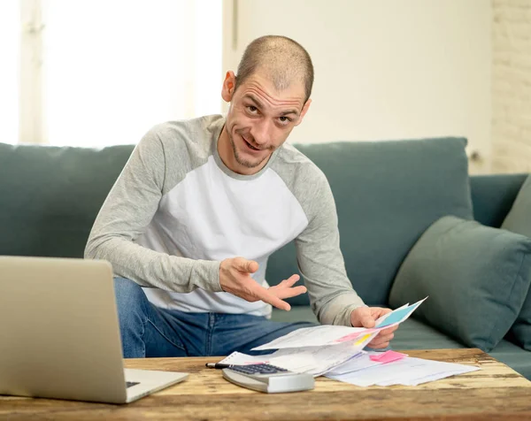 Junge Attraktive Kaukasische Kreative Selbstständige Mann Buchhaltungskosten Gebühren Steuern Und — Stockfoto