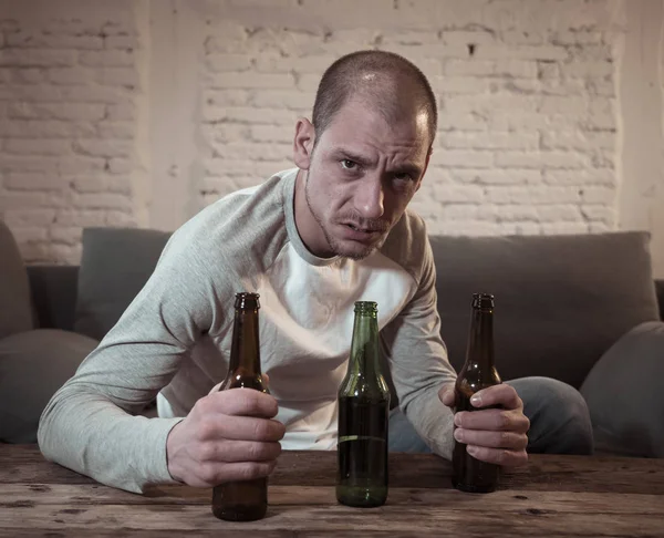 Junge Betrunkene Männer Die Bier Und Alkohol Trinken Fühlen Sich — Stockfoto