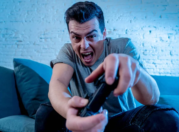 Retrato Joven Estudiante Jugando Videojuegos Divirtiéndose Ganando Juego Usando Joystick — Foto de Stock