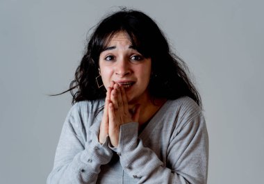 Kötü haber alma ve gözleri korkuyla olan korkunç bir şey arıyorum korkmuş ve şok genç kadın portresi kapatın. İnsan ve insan ifadeleri ve duygular kavramı. Stüdyo vurdu.