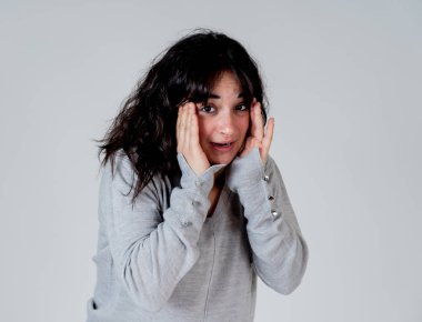 Kötü haber alma ve gözleri korkuyla olan korkunç bir şey arıyorum korkmuş ve şok genç kadın portresi kapatın. İnsan ve insan ifadeleri ve duygular kavramı. Stüdyo vurdu.