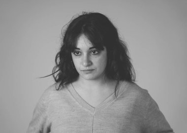 Güzel genç kadın portresi kadar umutsuz ve melankolik seyir hüzünlü gözleri ile kapatın. İnsan yüz ifadeleri ve duygular, depresyon ve ruh sağlığı kavramı. Üzerinde dramatik arka plan izole.