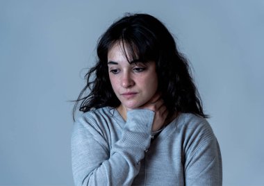 Güzel genç kadın portresi kadar umutsuz ve melankolik seyir hüzünlü gözleri ile kapatın. İnsan yüz ifadeleri ve duygular, depresyon ve ruh sağlığı kavramı. Üzerinde dramatik arka plan izole.