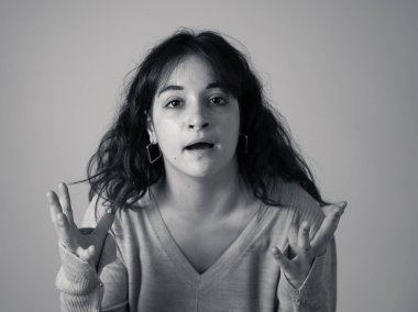Yüz ifadeleri ve duygular. Kızgın bir yüz çekici genç İspanyol kadın portresi kapatın. Kızgın ve çılgın bağıran ve öfkeli jestler yapma arıyorum. Moody arka plan üzerinde izole.