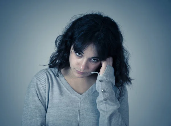 Primer Plano Retrato Una Hermosa Joven Con Ojos Tristes Que — Foto de Stock