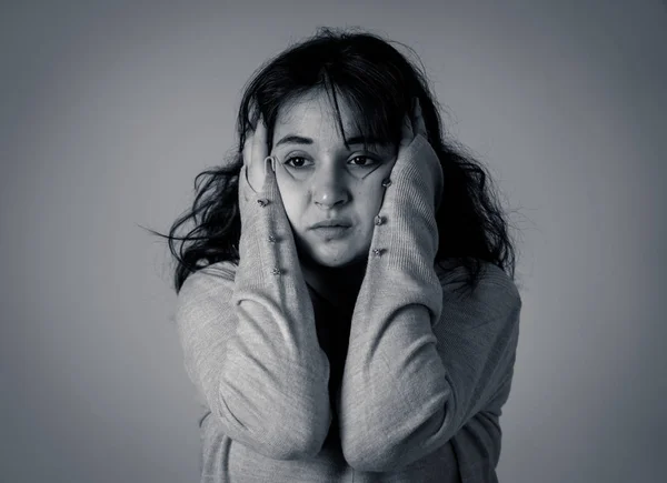 Närbild Porträtt Vacker Ung Kvinna Med Sorgsna Ögon Söker Desperat — Stockfoto