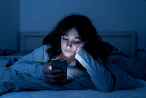 Mujer Joven Adicta Charlando Navegando Por Internet Utilizando Teléfono Inteligente —  Fotos de Stock