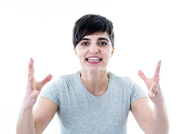 Kızgın bir yüz genç çekici beyaz kadın portresi kapatın. Kızgın ve çılgın bağıran ve öfkeli jestler yapma arıyorum. Beyaz arka plan üzerinde izole. Yüz ifadeleri ve duygular.