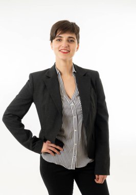 Kendinden emin ve başarılı ayakta beyaz bir arka plan üzerinde izole seyir gülümseyen güzel beyaz iş kadını yarım uzunluk portre. Başarılı ve güçlü iş girişimci kadınları.