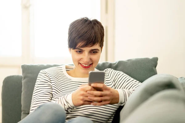 Happy Hezká Mladá Kavkazský Žena Chytrý Telefon Mluví Kontrolu Zpráv — Stock fotografie