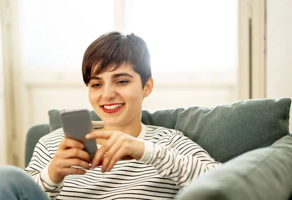 Jovem Atraente Feliz Telefone Celular Inteligente Conversando Aplicativos Mídia Social — Fotografia de Stock