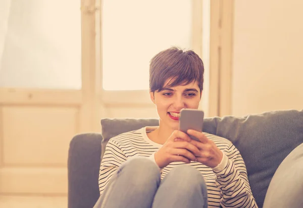 Happy Hezká Mladá Kavkazský Žena Chytrý Telefon Mluví Kontrolu Zpráv — Stock fotografie