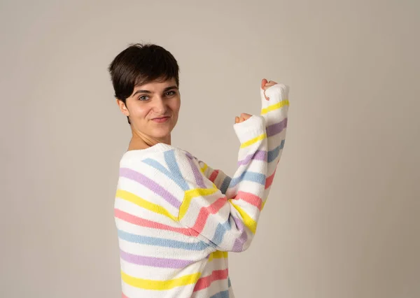 Retrato Una Joven Mujer Caucásica Feliz Riendo Divirtiéndose Jersey Multicolor — Foto de Stock