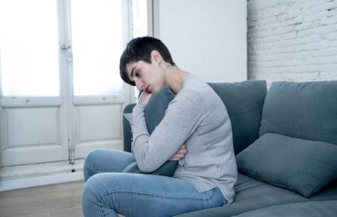 Güzel umutsuz ve depresif genç kadın kanepede duygu üzgün, umutsuz ve insanlar, ruh sağlığı, kırık kalp, keder ve psikoloji kavramı depresyon acı acı içinde.